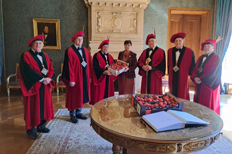 Eerste aardbeien voor Belgische koning Eerste aardbeien voor Belgische koning